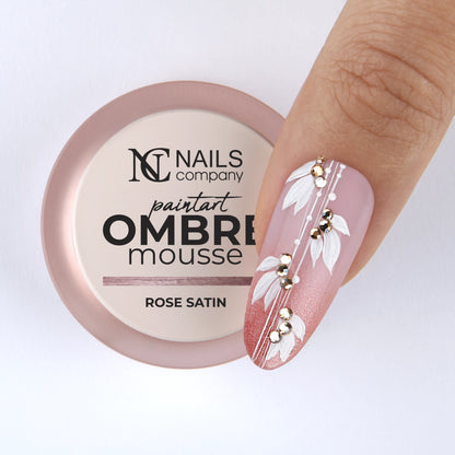 Nail art réalisé sur doigt avec gel paint Ombre Mousse Rose Satin Nails Company rose doux.