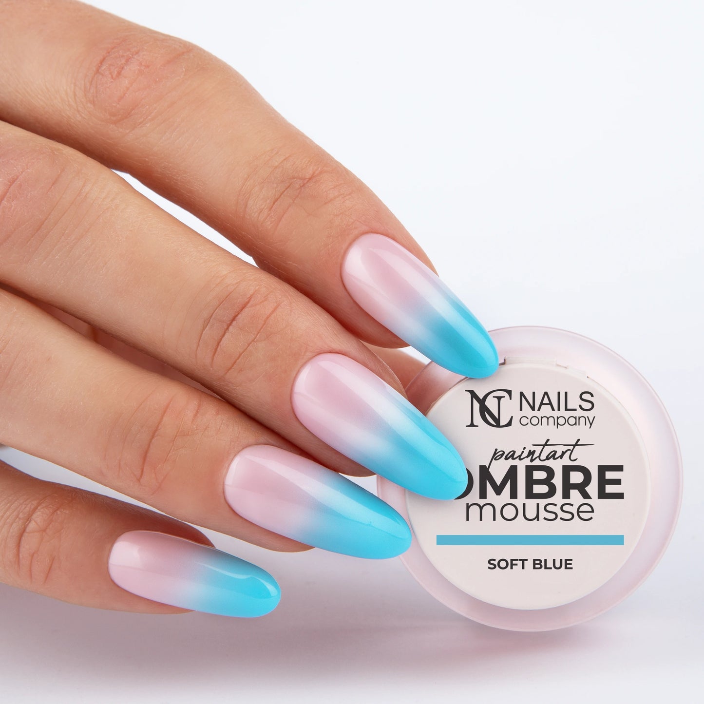 Gel paint Ombre Mousse Soft Blue Nails Company tenu en main avec effet baby color bleu doux.