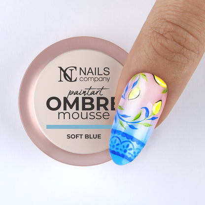 Nail art réalisé sur doigt avec gel paint Ombre Mousse Soft Blue Nails Company bleu doux.