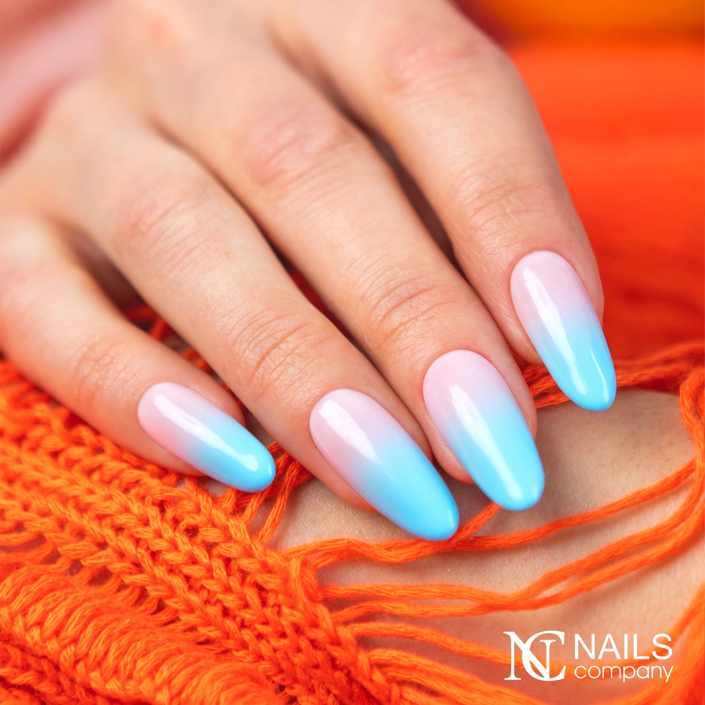 Manucure avec effet baby color réalisée au gel paint Ombre Mousse Soft Blue Nails Company bleu.