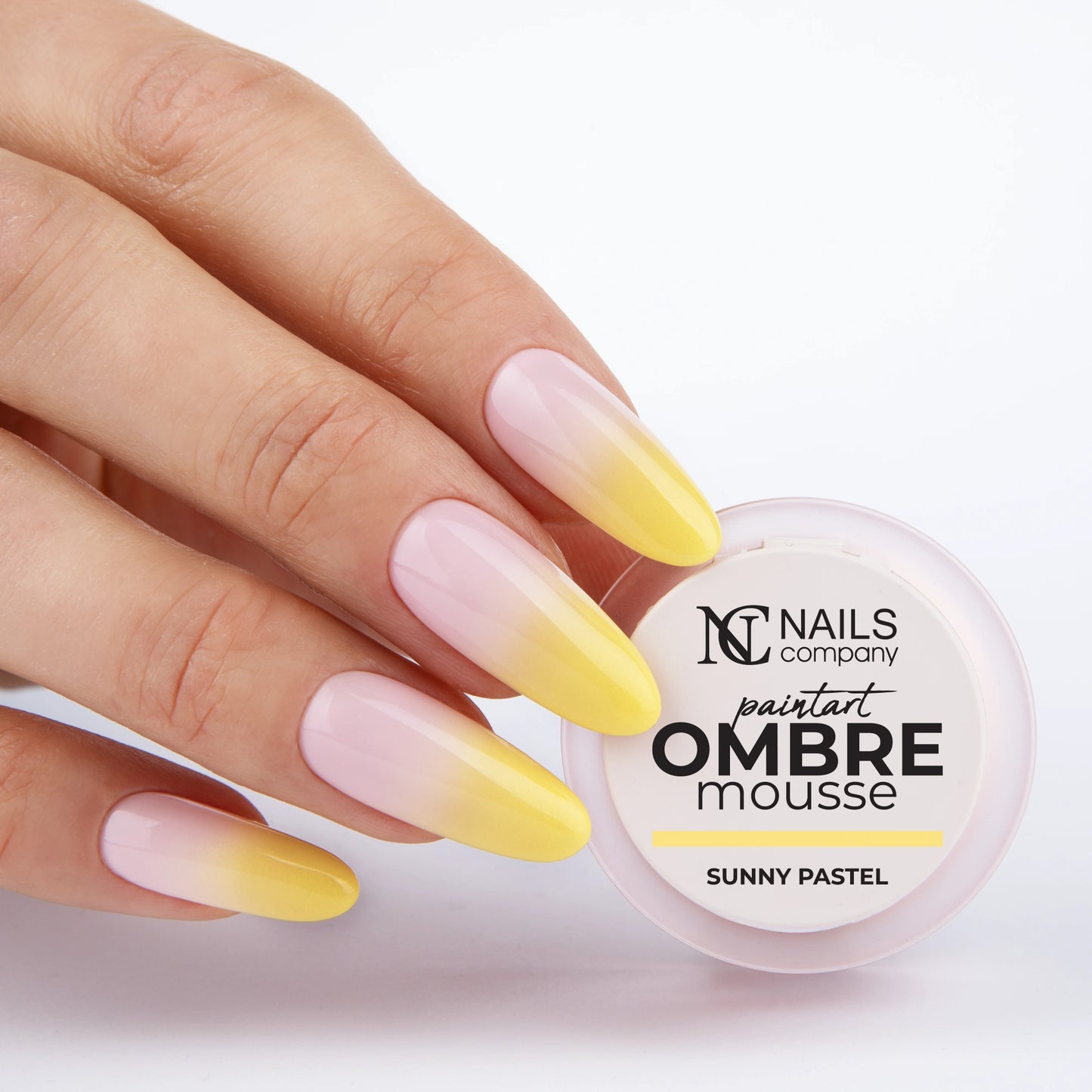 Gel paint Ombre Mousse Sunny Pastel Paintart tenu en main avec effet baby color jaune pastel.