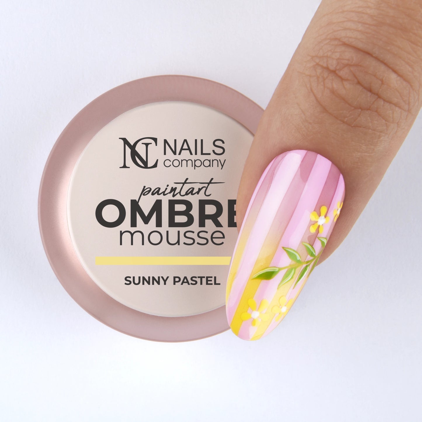Nail art réalisé sur doigt avec gel paint Ombre Mousse Sunny Pastel Paintart jaune pastel.
