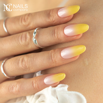 Manucure avec effet baby color réalisée au gel paint Ombre Mousse Sunny Pastel Paintart jaune.