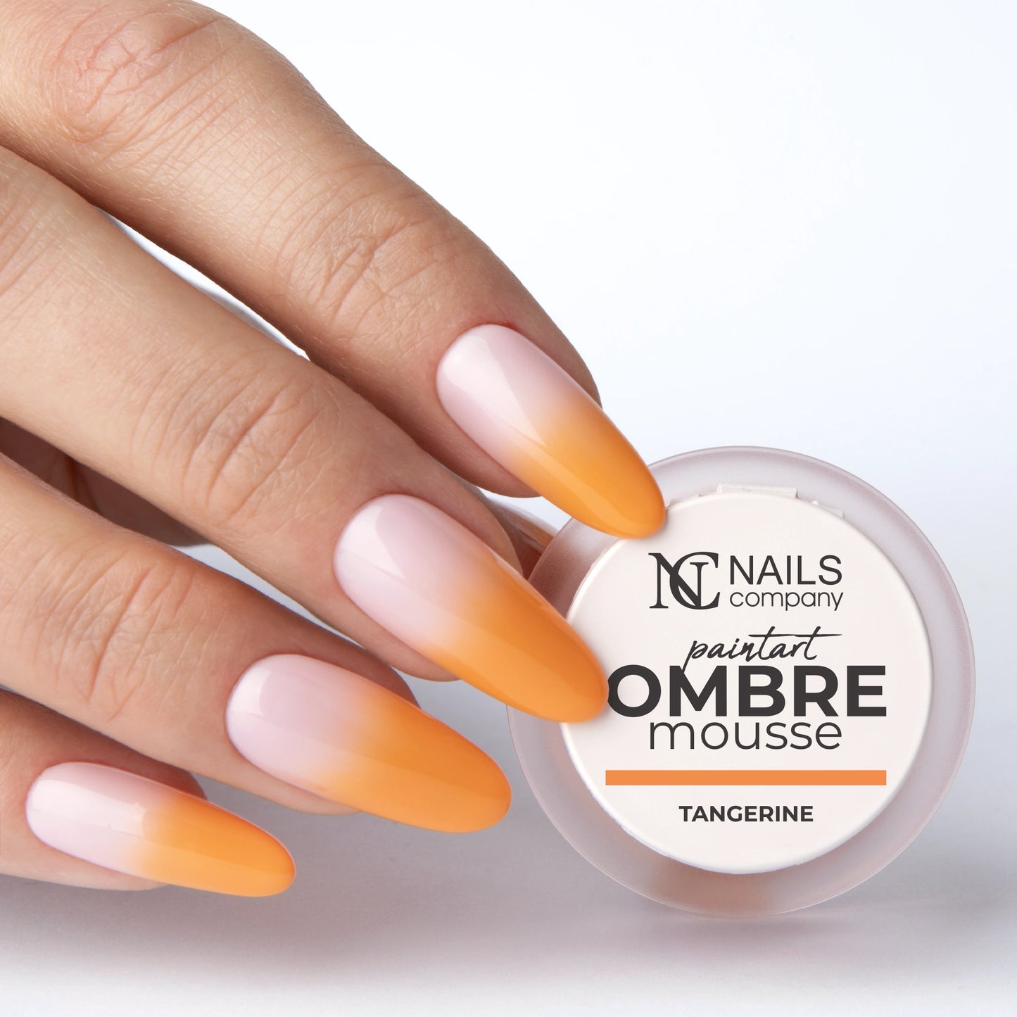 Gel paint Ombre Mousse Tangerine Nails Company tenu en main avec effet baby color orange vif.