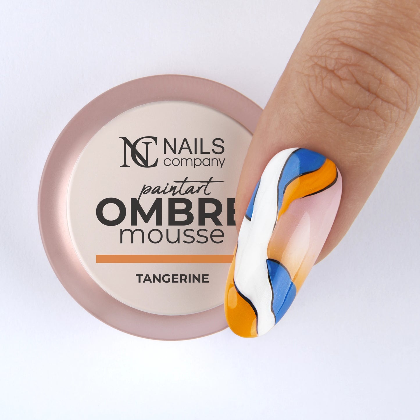 Nail art réalisé sur doigt avec gel paint Ombre Mousse Tangerine Nails Company orange.