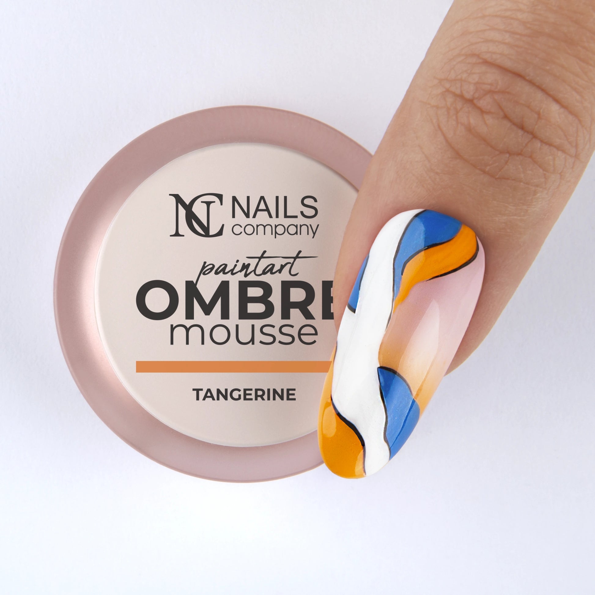 Nail art réalisé sur doigt avec gel paint Ombre Mousse Tangerine Nails Company orange.