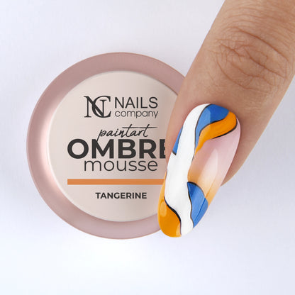 Nail art réalisé sur doigt avec gel paint Ombre Mousse Tangerine Nails Company orange.
