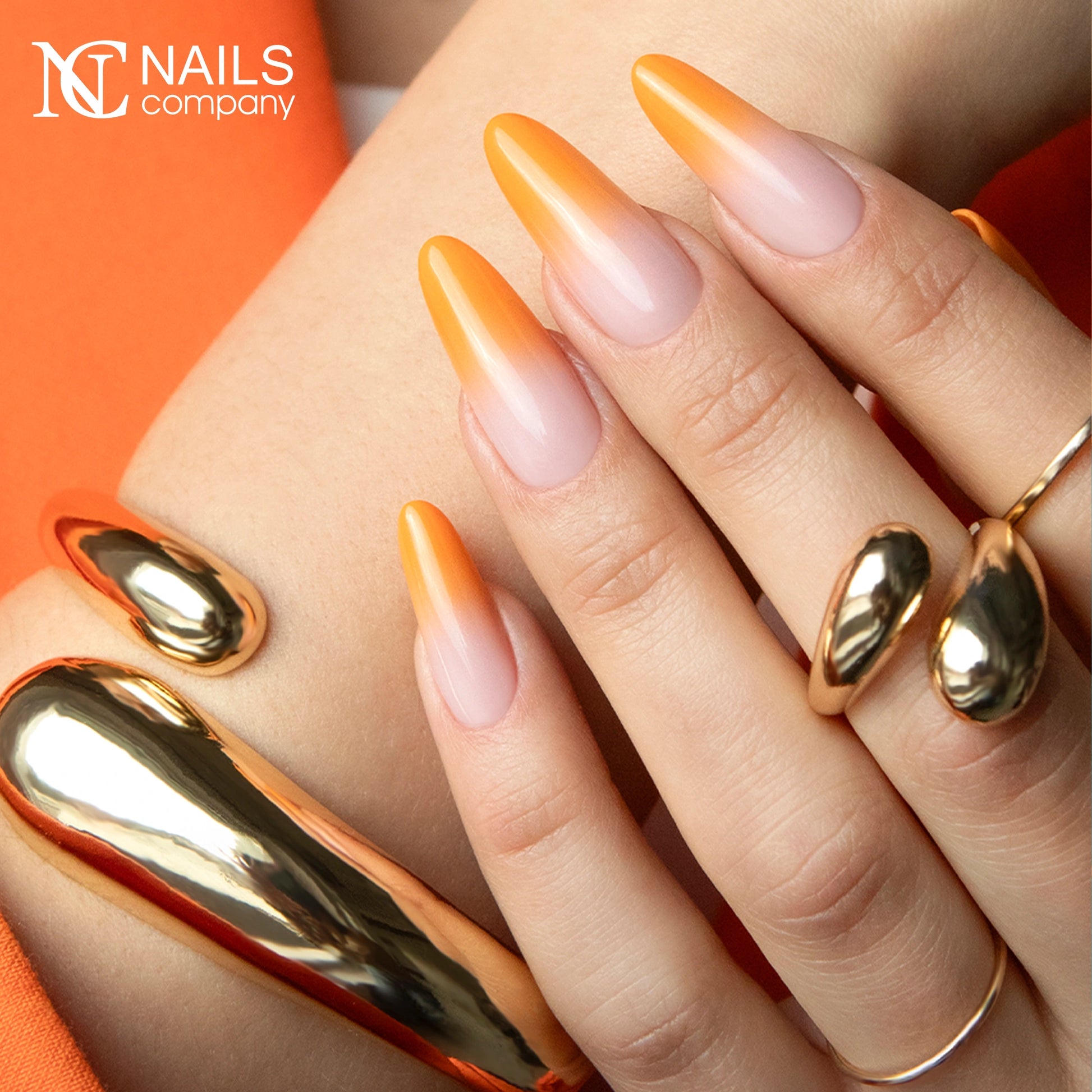Manucure avec effet baby color réalisée au gel paint Ombre Mousse Tangerine Nails Company orange.