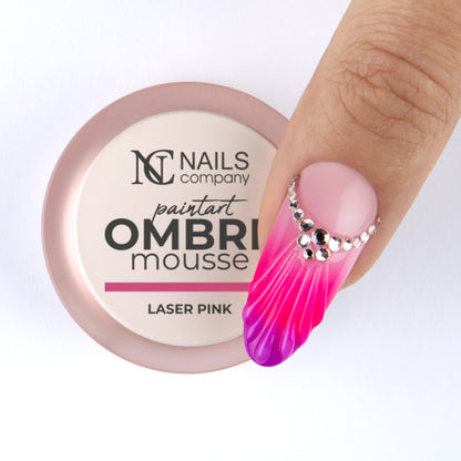 Pouce posé sur le pot de Paintart Ombre Mousse Laser Pink avec un nail art réalisé à l’aide du produit