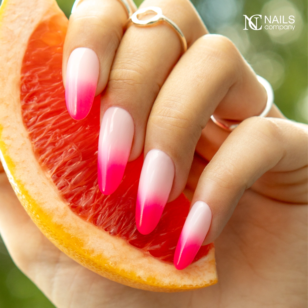Main présentant un exemple de pose réalisée avec le gel paint Paintart Ombre Mousse Laser Pink de Nails Company