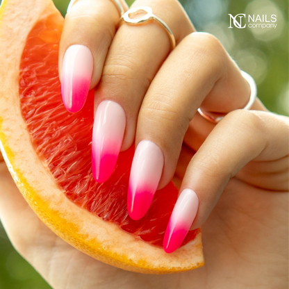 Main présentant un exemple de pose réalisée avec le gel paint Paintart Ombre Mousse Laser Pink de Nails Company