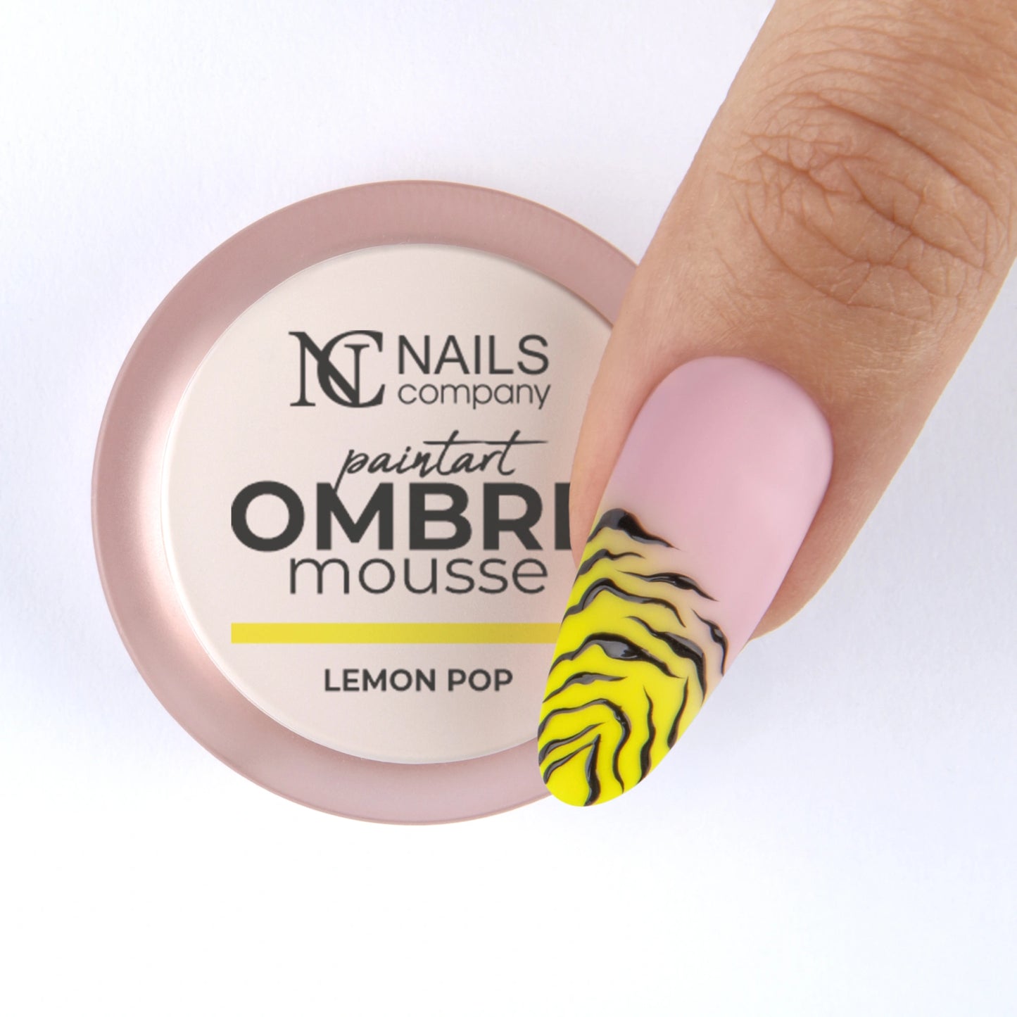 Pouce posé sur le pot de Paintart Ombre Mousse Lemon Pop avec un nail art jaune néon réalisé avec le produit