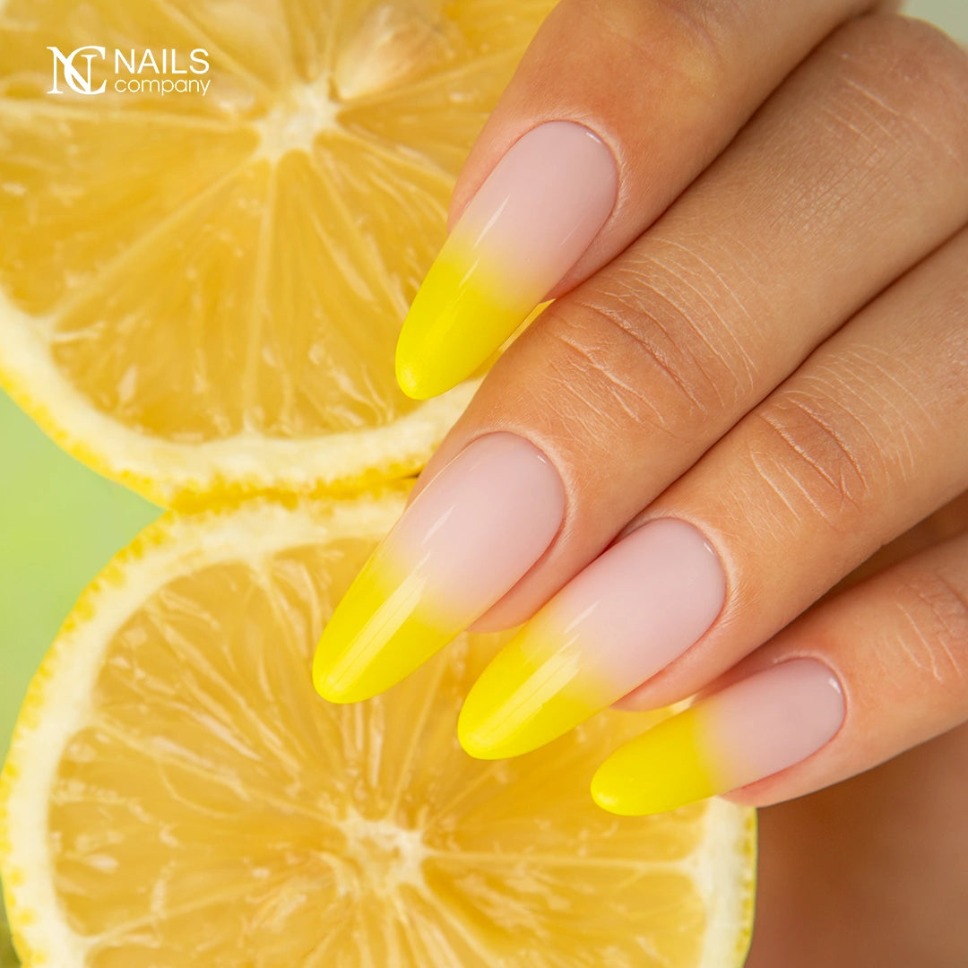 Main présentant un exemple de pose réalisé avec le gel paint Paintart Ombre Mousse Lemon Pop de Nails Company