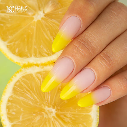 Main présentant un exemple de pose réalisé avec le gel paint Paintart Ombre Mousse Lemon Pop de Nails Company