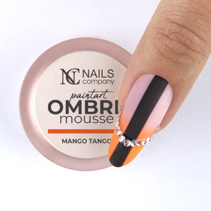 Pouce posé sur le pot de Paintart Ombre Mousse Mango Tango avec un nail art orange néon réalisé avec le produit