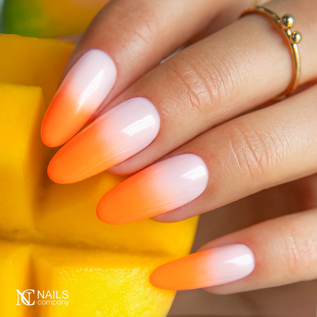 Main présentant un exemple de pose réalisée avec le gel paint Paintart Ombre Mousse Mango Tango de Nails Company