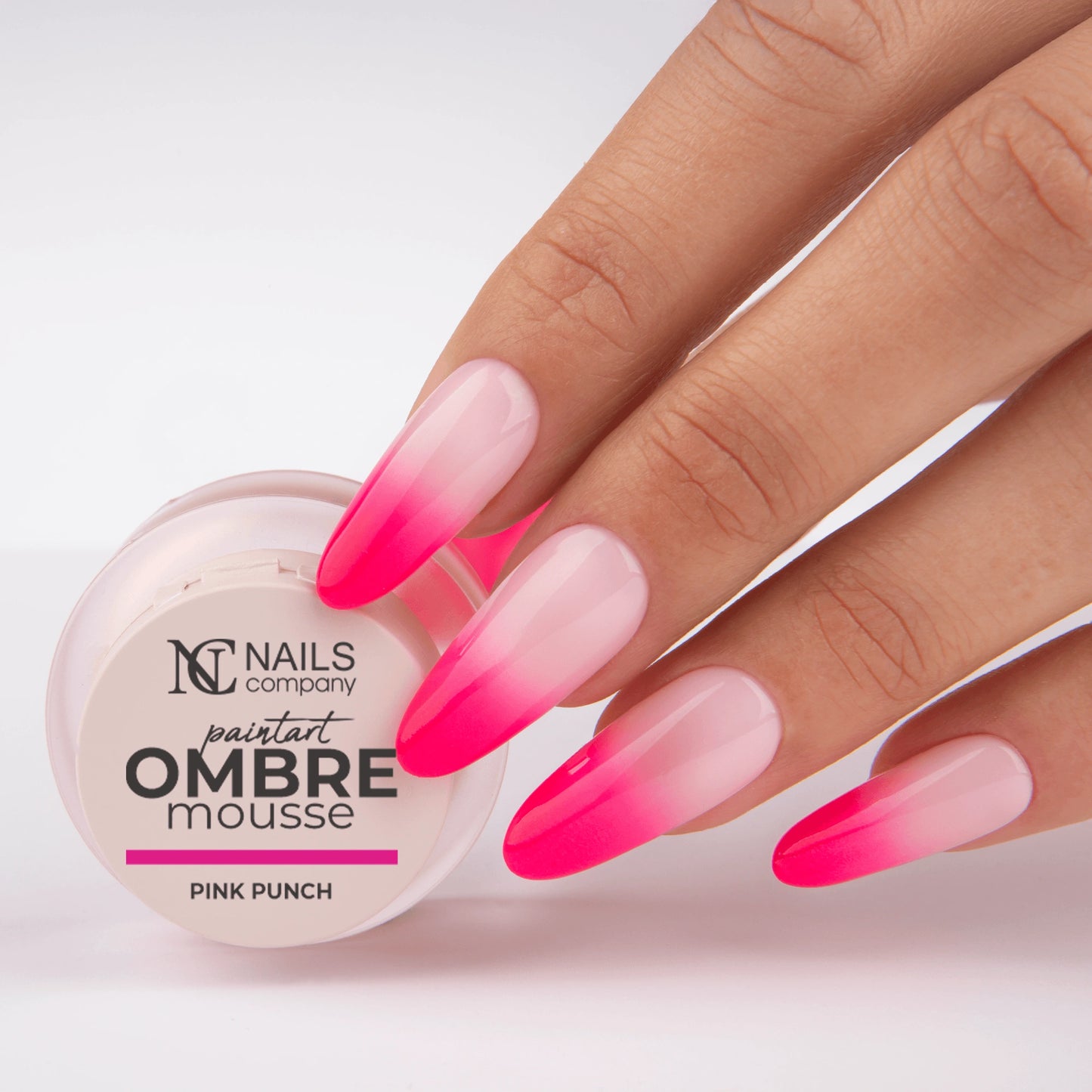 Main tenant le pot de Paintart Ombre Mousse Pink Punch de Nails Company avec le produit appliqué sur les ongles
