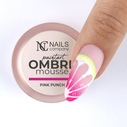 Pouce posé sur le pot de Paintart Ombre Mousse Pink Punch avec un nail art réalisé avec le produit