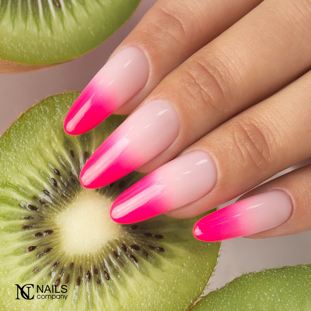 Exemple de pose sur une main réalisé avec le gel paint Paintart Ombre Mousse Pink Punch de Nails Company