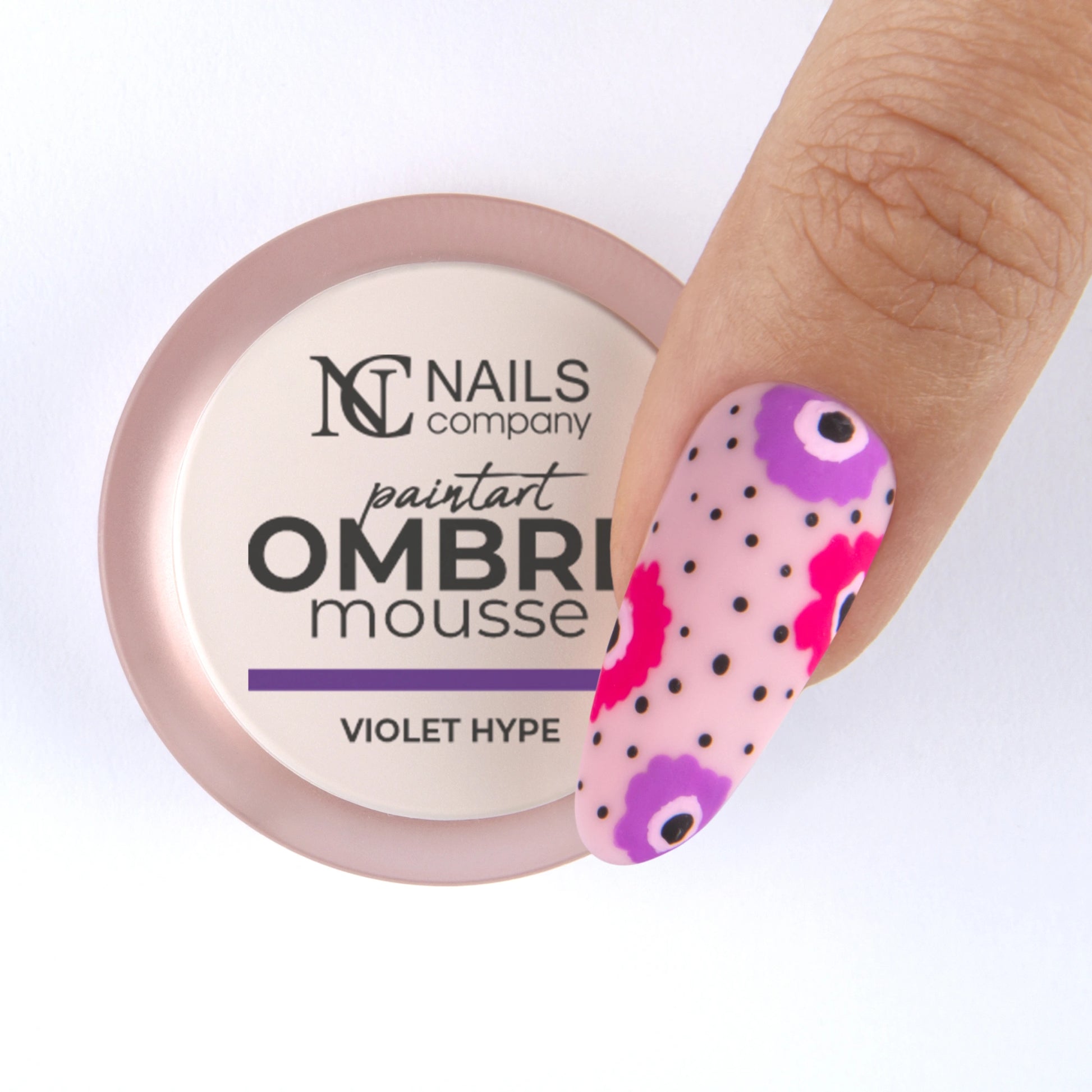 Pouce posé sur le pot de Paintart Ombre Mousse Violet Hype avec un nail art réalisé avec le produit