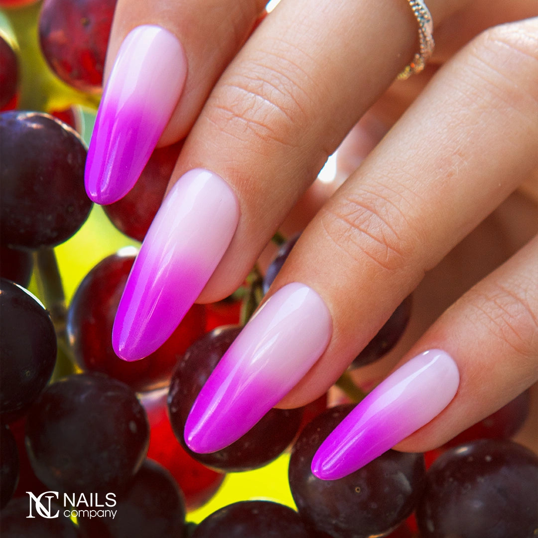 Exemple de pose sur une main réalisé avec le gel paint Paintart Ombre Mousse Violet Hype de Nails Company