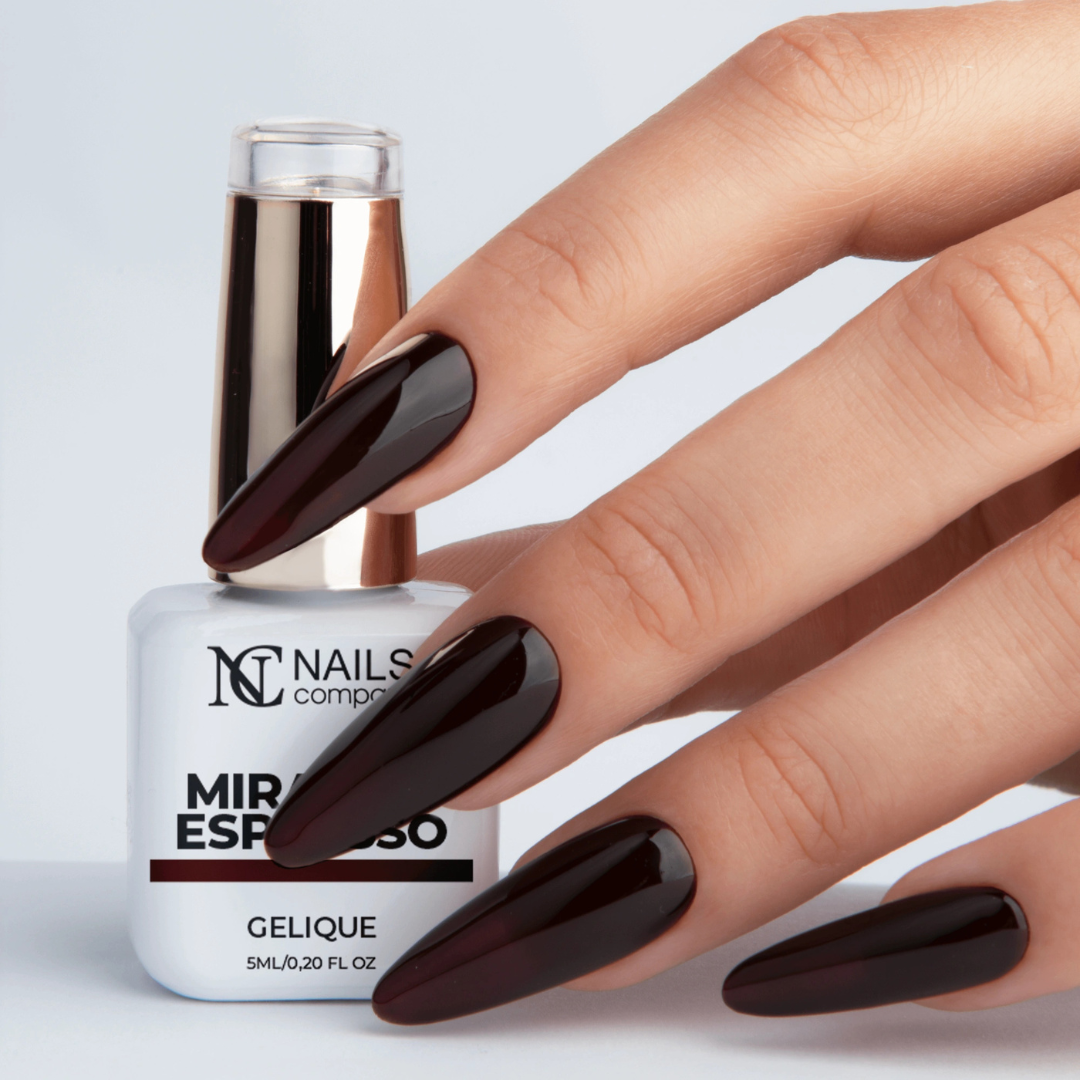 Gel polish Miranda Espresso de Nails Company avec flacon et main montrant la couleur brun espresso.