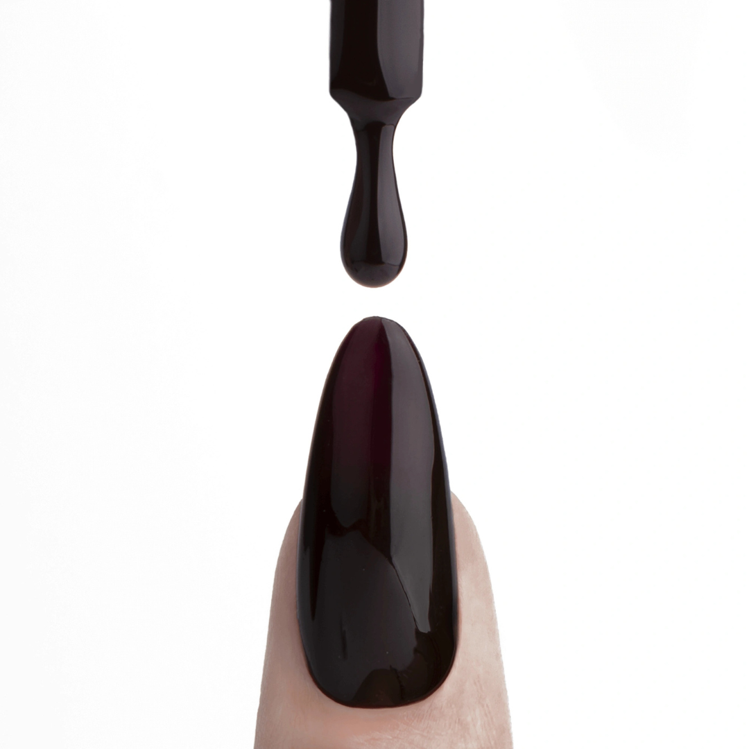 Gel polish Miranda Espresso de Nails Company applique sur un doigt avec pinceau montrant la teinte.