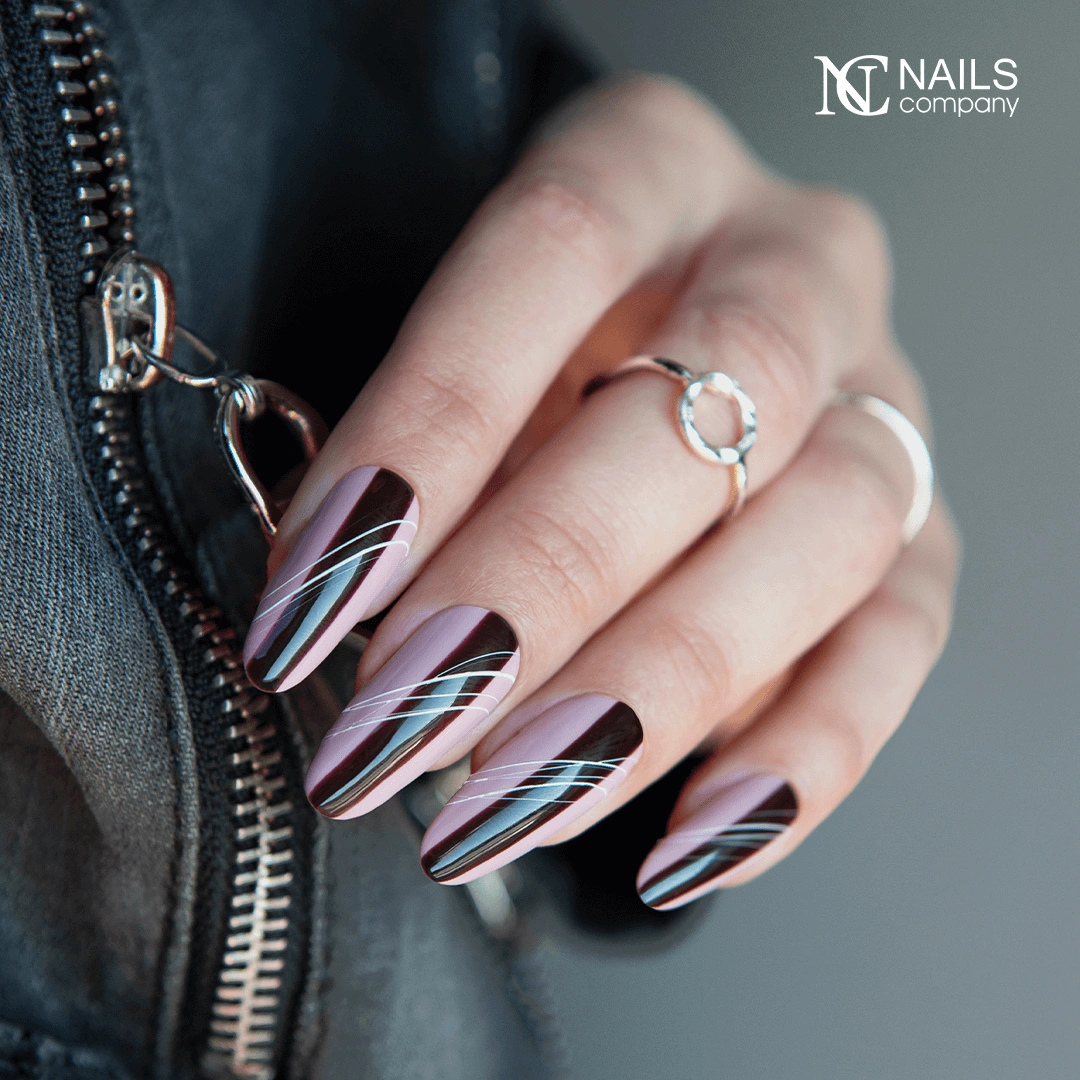 Gel polish Miranda Espresso de Nails Company applique sur une main avec nail art brun intense.