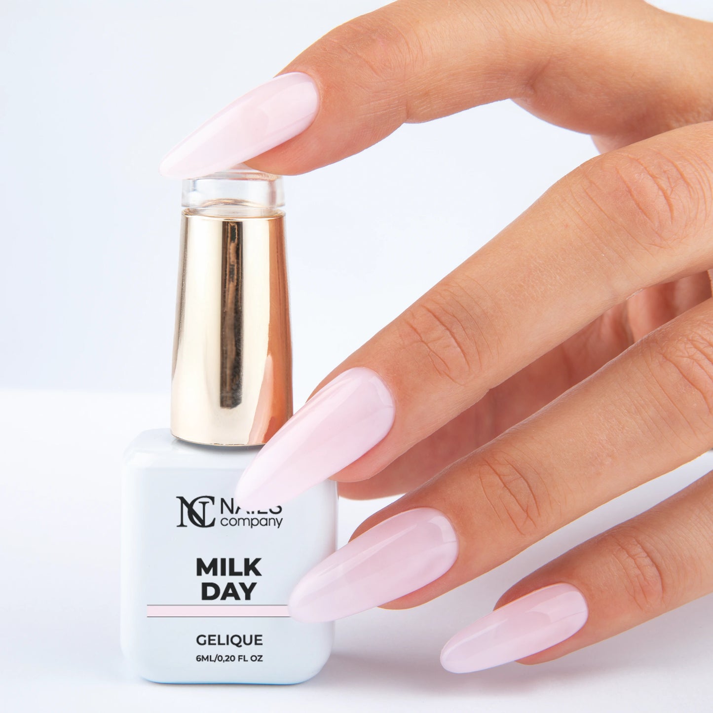 Main tenant le flacon de vernis semi-permanent Milky Day de la collection Choose Your Mood de Nails Company
