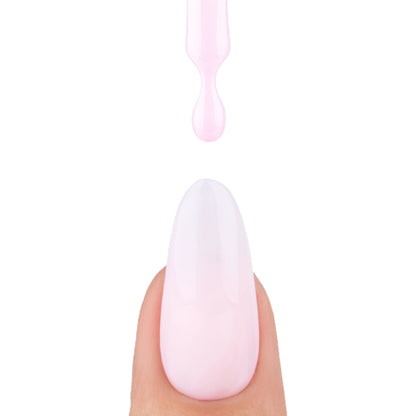 Ongle avec une goutte de Milky Day de la collection Choose Your Mood montrant sa teinte blanc laiteux