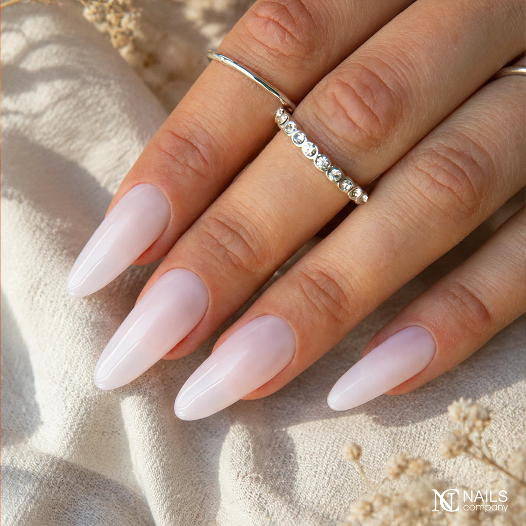 Exemple de pose réalisée avec le vernis semi-permanent Milky Day de la collection Choose Your Mood