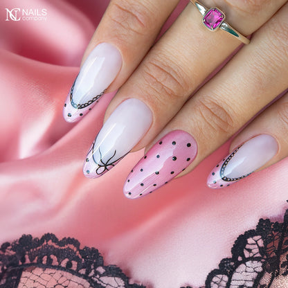 Exemple de nail art réalisé avec le vernis semi-permanent Milky Day de la collection Choose Your Mood