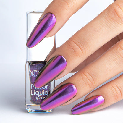 Main tenant le Mirror Liquid Powder 001 Nails Company avec effet chrome violet grenat visible.