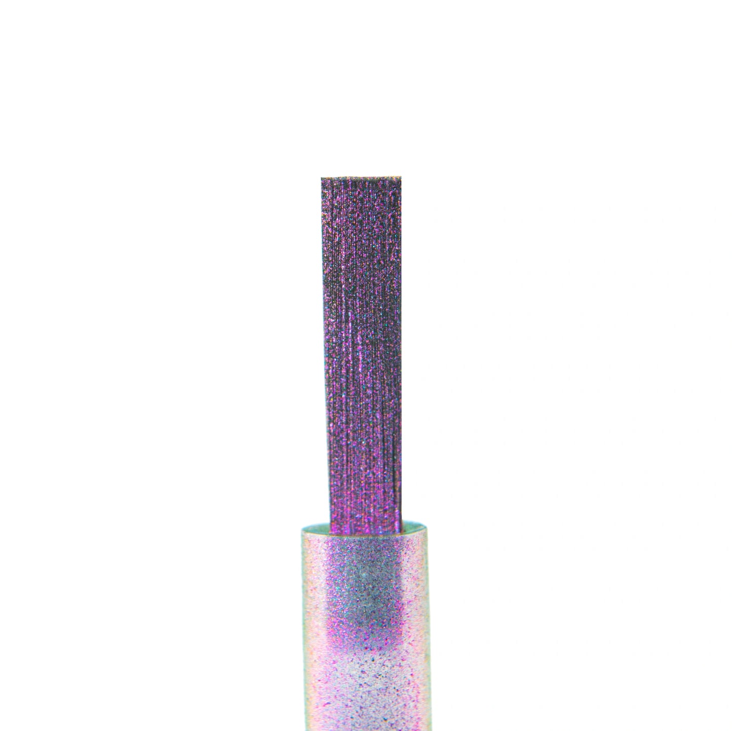 Pinceau du Mirror Liquid Powder 001 Nails Company avec chrome violet grenat appliqué sur l’ongle.