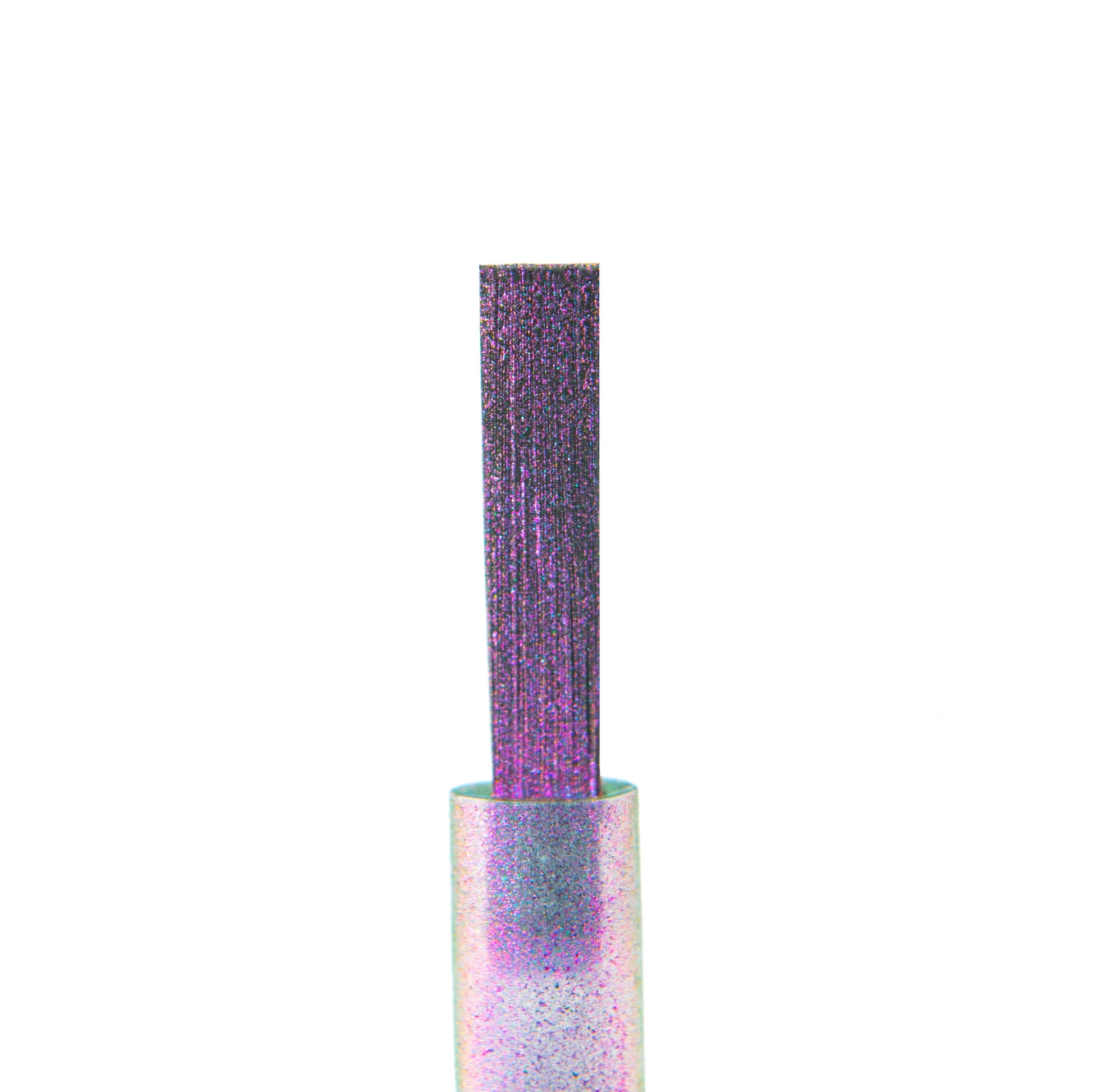 Pinceau du Mirror Liquid Powder 001 Nails Company avec chrome violet grenat appliqué sur l’ongle.