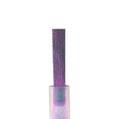 Pinceau du Mirror Liquid Powder 001 Nails Company avec chrome violet grenat appliqué sur l’ongle.
