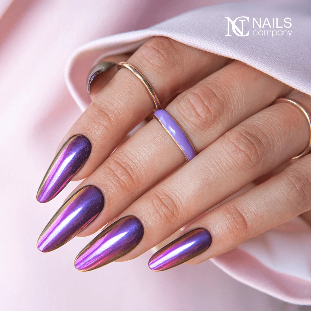 Manucure réalisée avec Mirror Liquid Powder 001 Nails Company effet chrome violet grenat.