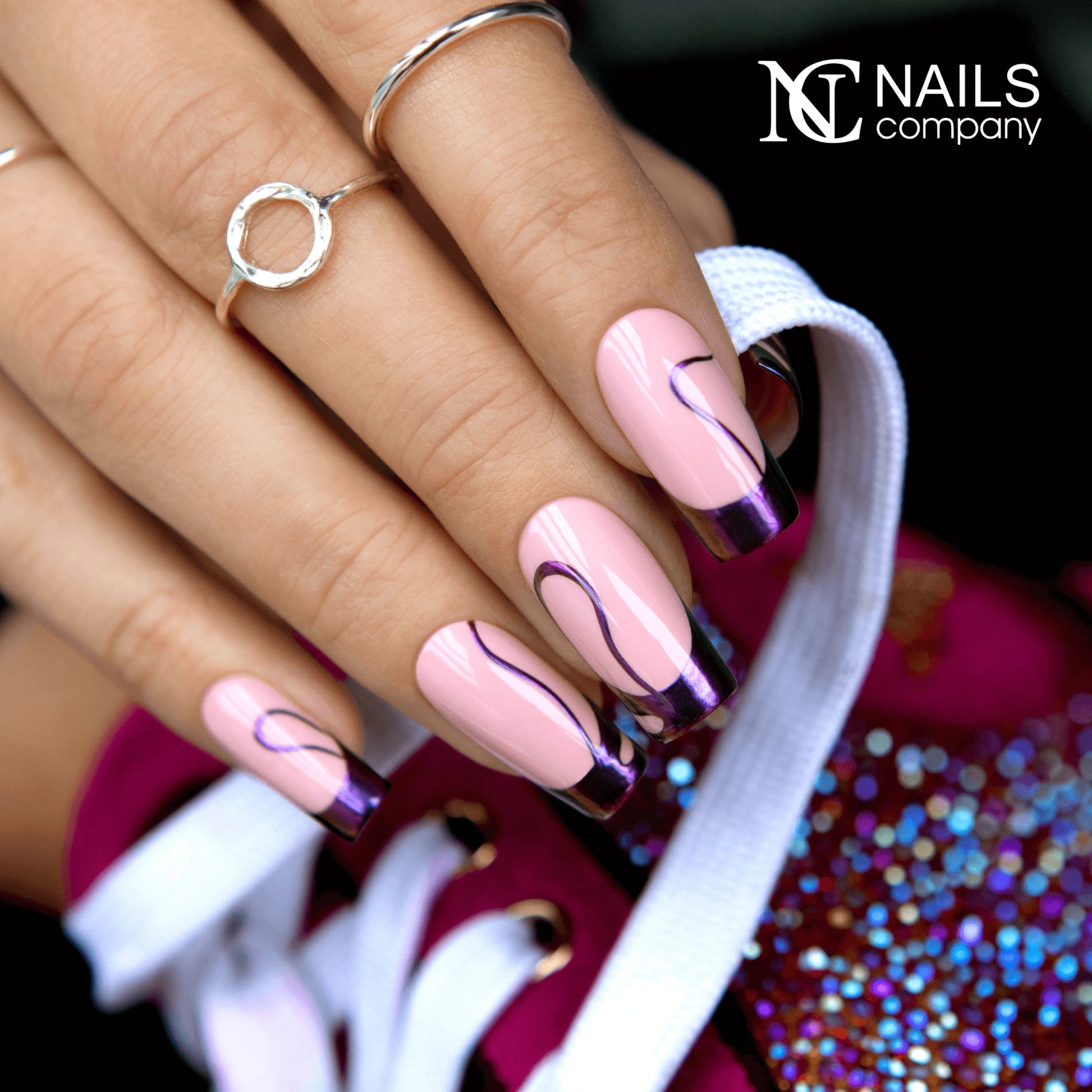 Nail art réalisé avec Mirror Liquid Powder 001 Nails Company aux reflets chrome violet et grenat.