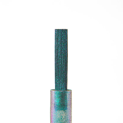 Pinceau du Mirror Liquid Powder 002 Nails Company avec chrome turquoise vert appliqué sur l’ongle.