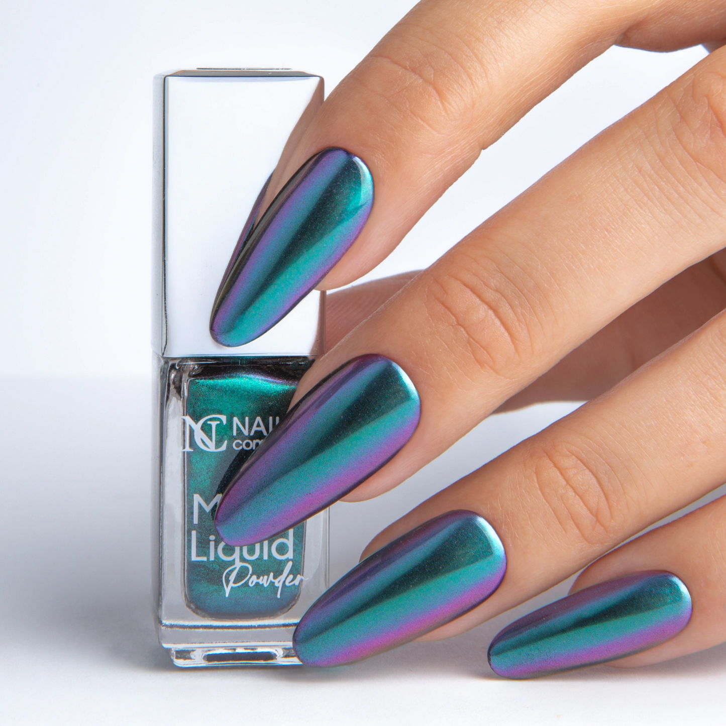 Main tenant le Mirror Liquid Powder 002 Nails Company avec effet chrome turquoise visible.