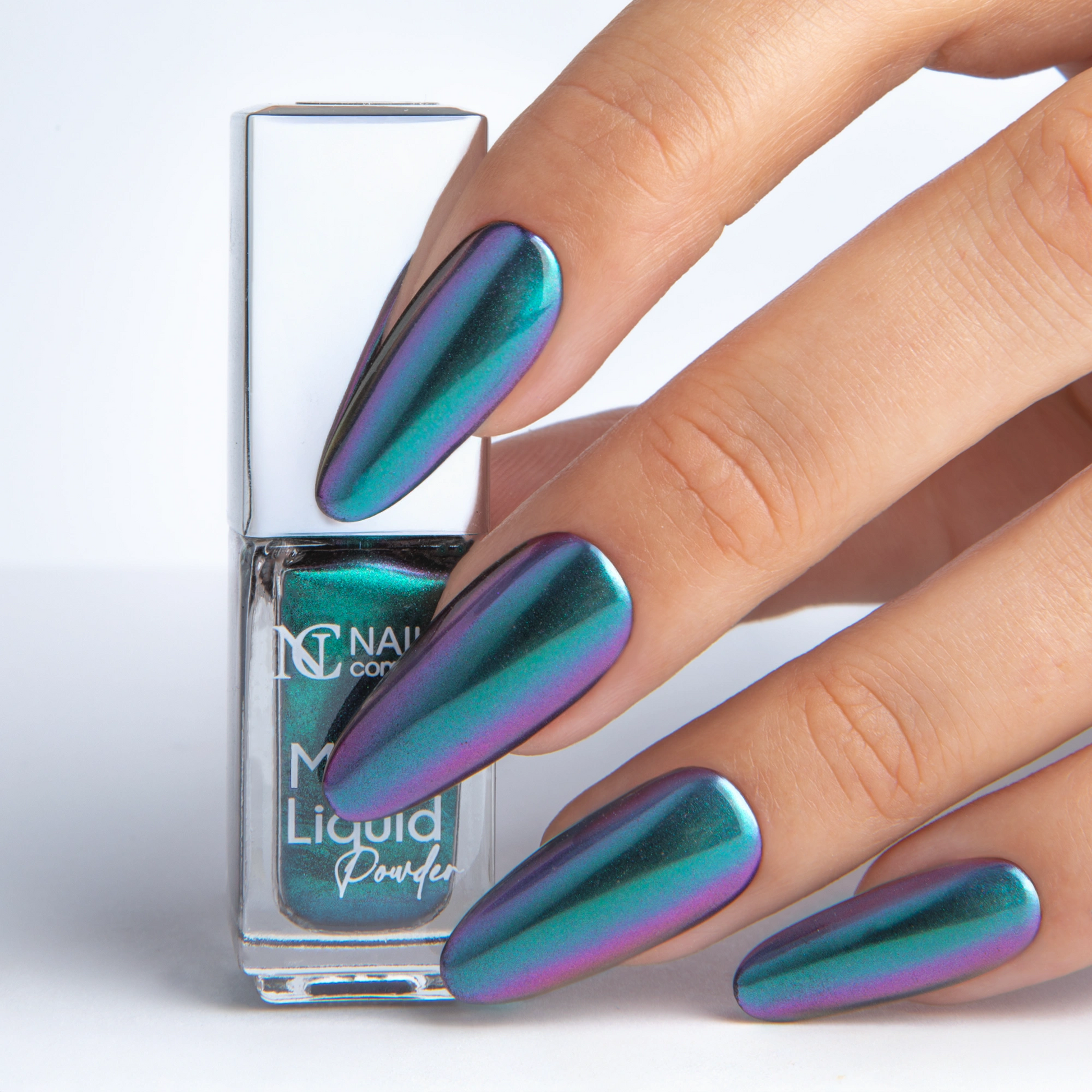 Main tenant le Mirror Liquid Powder 002 Nails Company avec effet chrome turquoise visible.