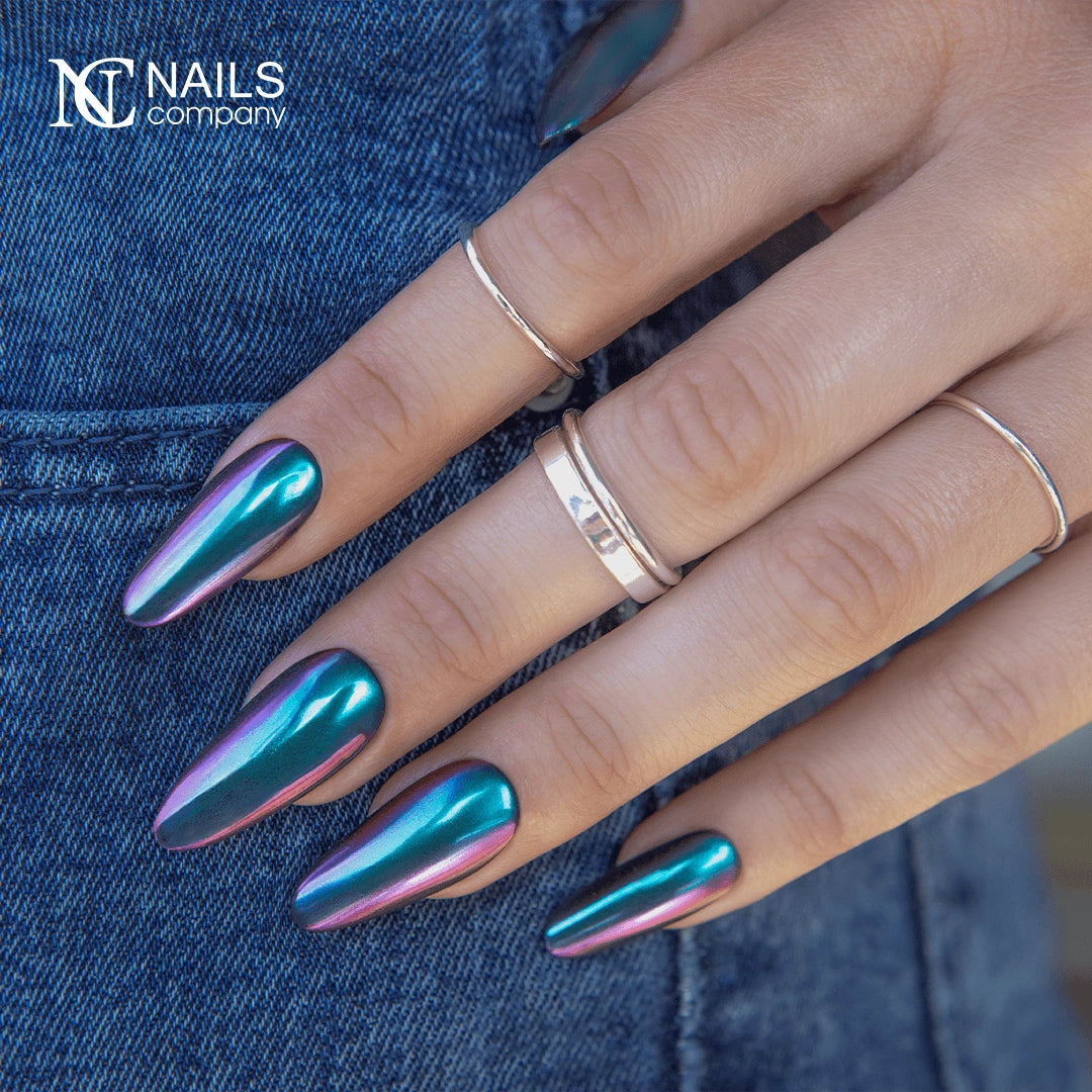 Manucure réalisée avec Mirror Liquid Powder 002 Nails Company effet chrome turquoise et vert.