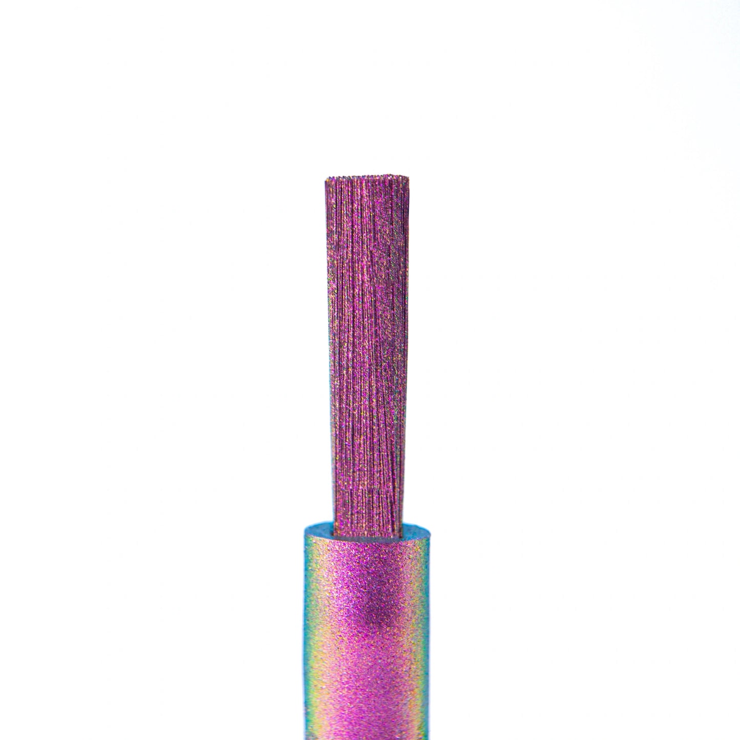 Pinceau du Mirror Liquid Powder 003 Nails Company avec chrome rubis violet appliqué sur l’ongle.