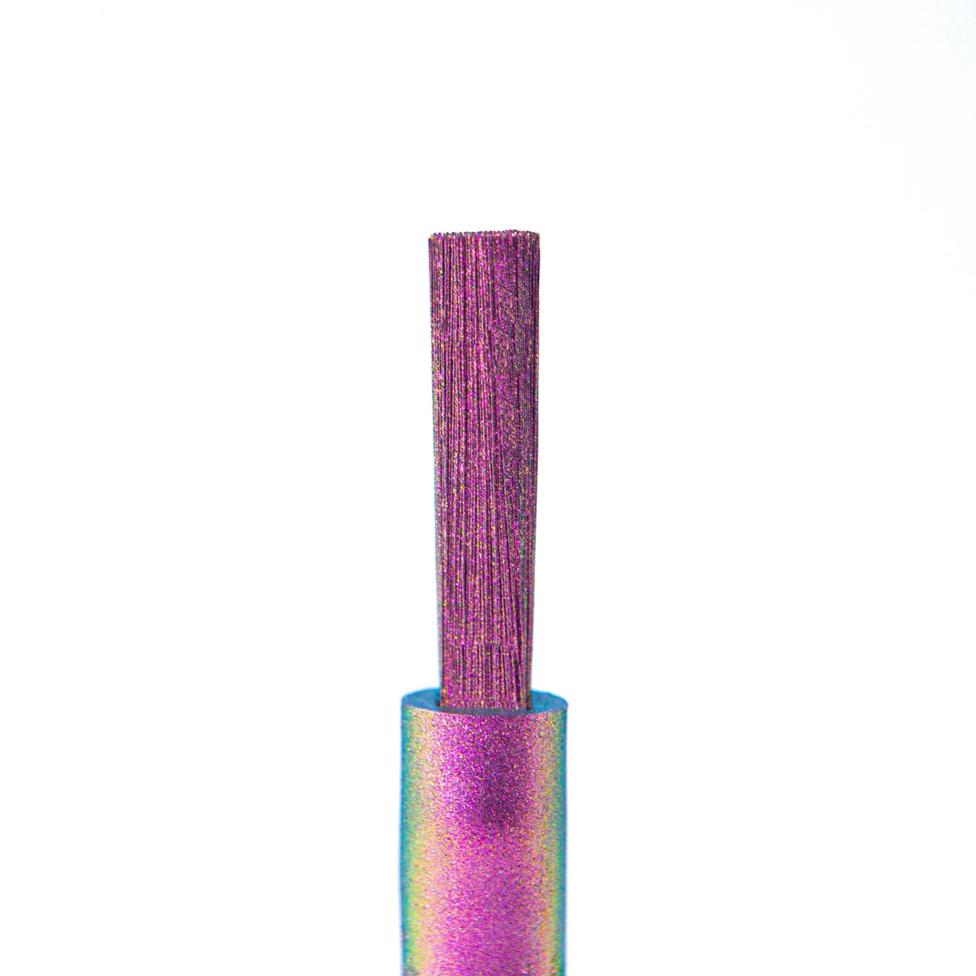 Pinceau du Mirror Liquid Powder 003 Nails Company avec chrome rubis violet appliqué sur l’ongle.