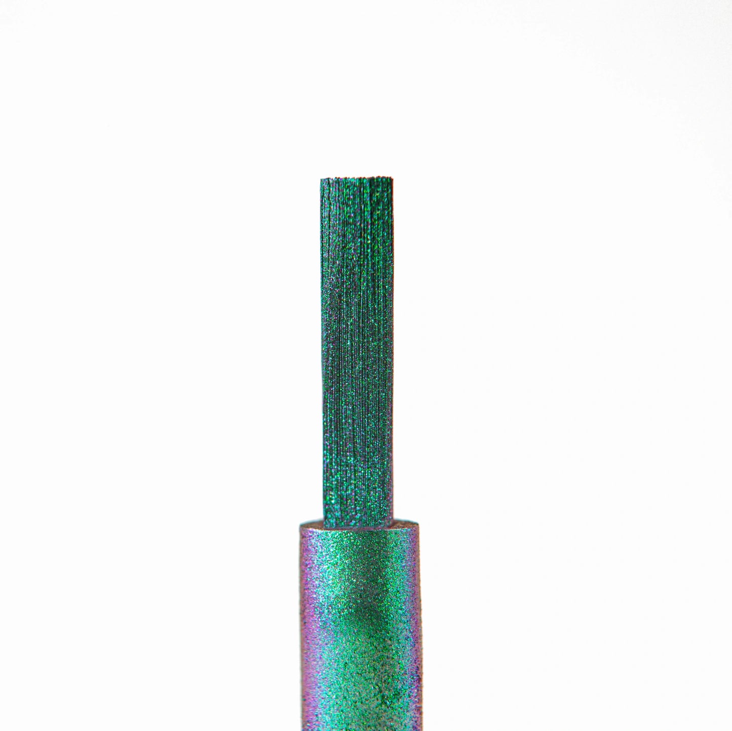 Pinceau du Mirror Liquid Powder 004 Nails Company avec chrome émeraude turquoise appliqué sur l’ongle.
