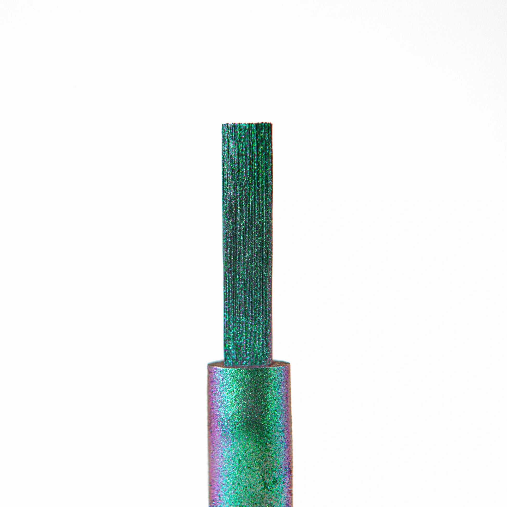Pinceau du Mirror Liquid Powder 004 Nails Company avec chrome émeraude turquoise appliqué sur l’ongle.