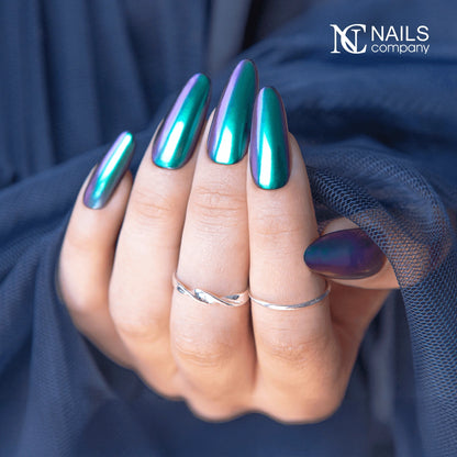 Manucure réalisée avec Mirror Liquid Powder 004 Nails Company effet chrome émeraude et turquoise.