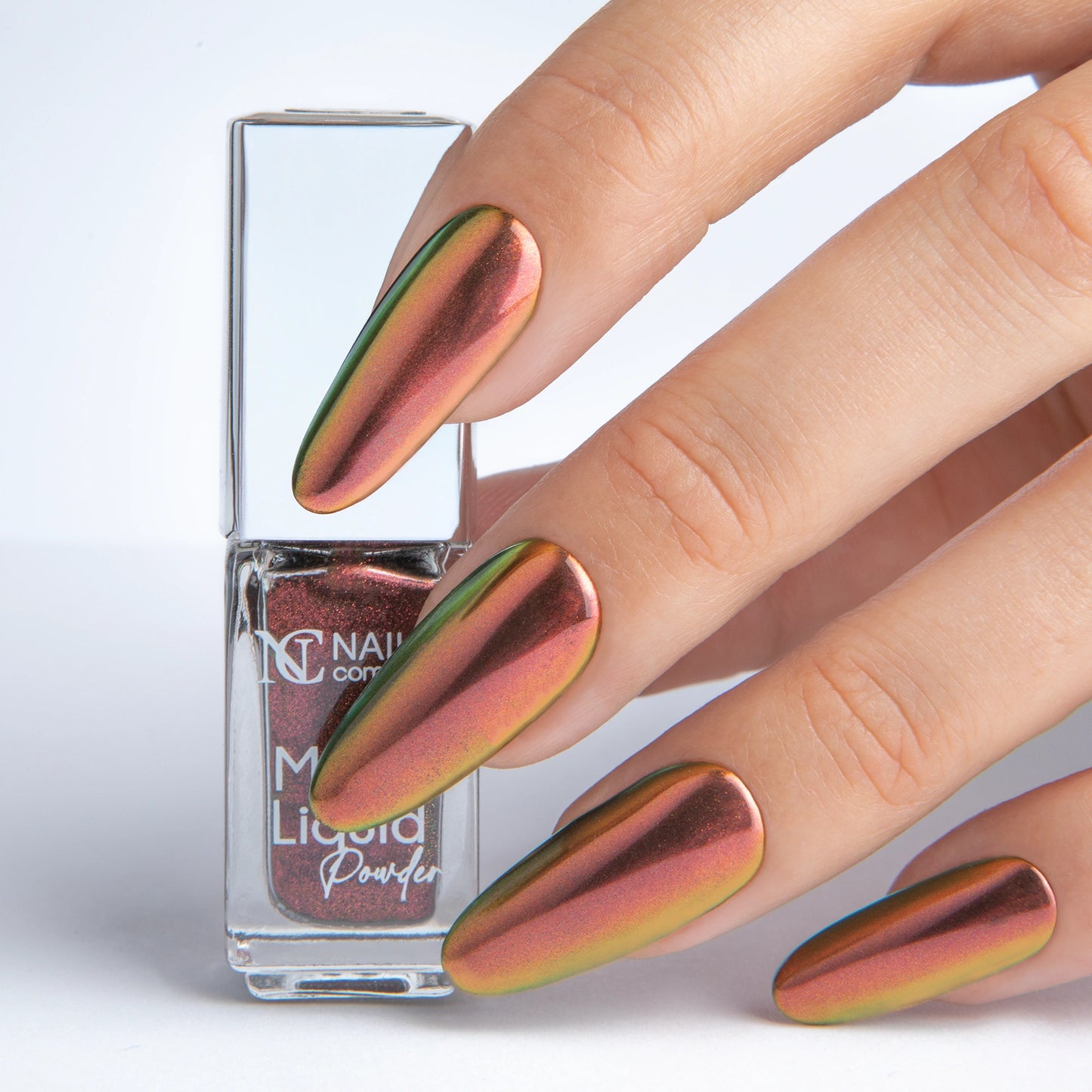 Main tenant le Mirror Liquid Powder 005 Nails Company avec effet chrome doré cuivré visible.