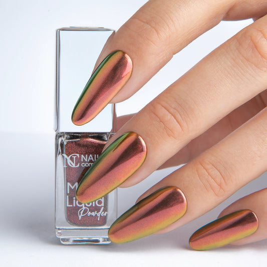 Main tenant le Mirror Liquid Powder 005 Nails Company avec effet chrome doré cuivré visible.