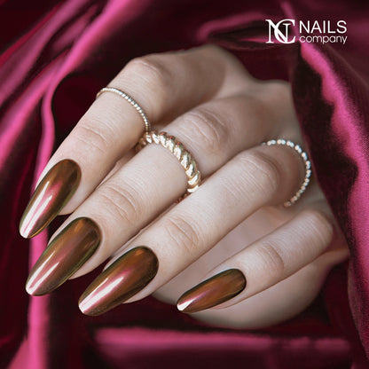 Manucure réalisée avec Mirror Liquid Powder 005 Nails Company effet chrome doré et cuivré.